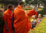 Monniken in Wat Phra Keo: "picture please?"