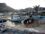 Monemvasia, er wordt een bootje te water gelaten