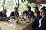 Bij de Cendere Koprusu, Eten met toeristen uit Istanboel