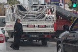 Een bedelende vrouw in Adana