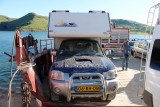 Ik met de chauffeur in de auto op de ferry