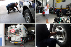 Onderweg, de band laten lappen in een garage