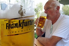 Haha, Frank drinkt een hanenbiertje