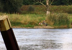 Vissers in Polen aan de overkant van de Oder