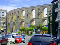 Kavala, dwars door de stad loop een aquaduct