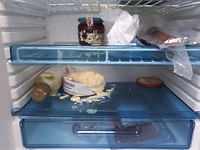 De koelkast nadat er een pot mayonaise was omgekukeld