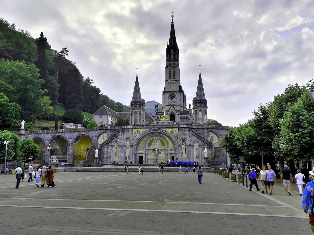 Lourdes, de cathedraal