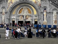 Lourdes, mensen die op genezing of troost hopen