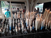 Lourdes, veel kaarsen, de goedkoopste 3 euro