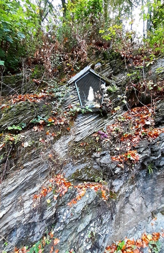 Bouillon, Maria in de rots achter gaas | Foto | RiFra’s reisblog