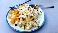 Nieuwlande, lekker maaltje, gebakken aardappeltjes, witlofsalade en een hamburger
