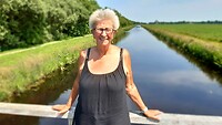 Nieuwlande, op een bruggetje van een vaart (wijk)