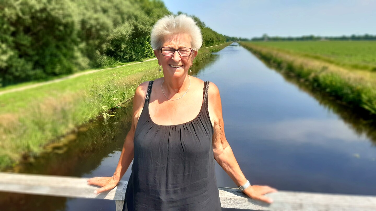 Nieuwlande, op een bruggetje van een vaart (wijk)