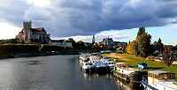 Auxerre, uitzicht naar de stad met rechts ons campertje