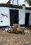 Thorn, bloemen bij een monument voor de bevrijders van Thorn wo 2