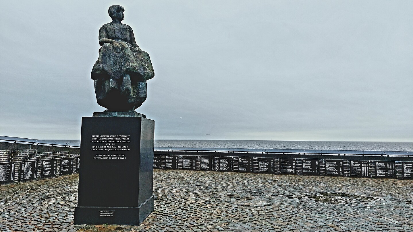 Urk, monument verdronken vissers met vrouw op de uitkijk | Foto | RiFra