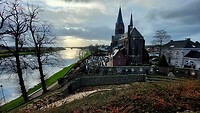 Kessel, kerk en Maas