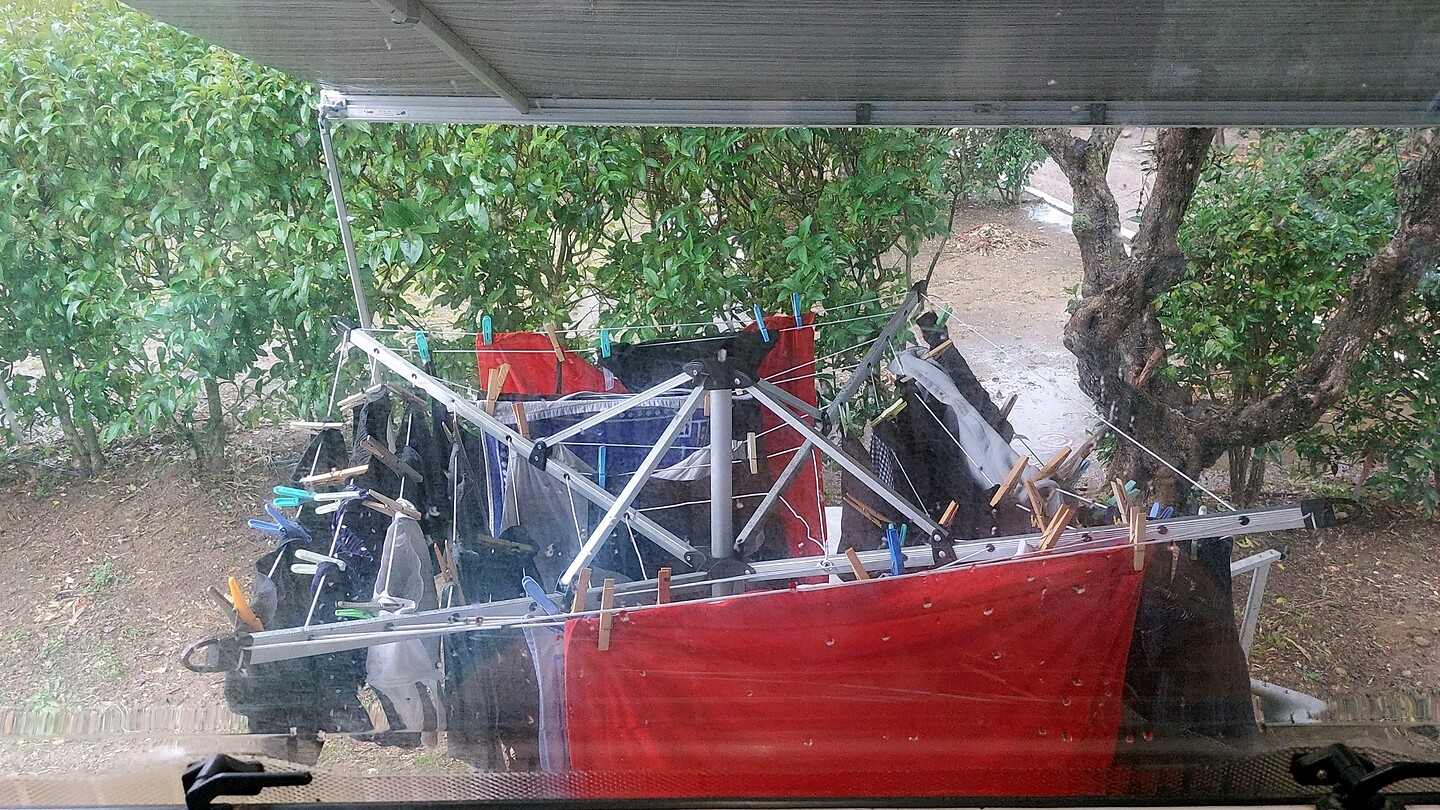 Koroni, de was onder de luifel