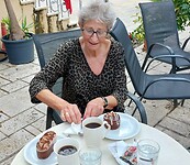 Koroni, op een zonnig terrasje een verjaarsgebakje!