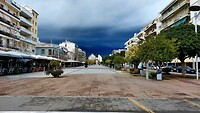 Kalamata, plein met hele donkere lucht