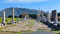 Bergama asklepion,  de collonade naar het Akropolis