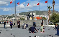 Kusadasi, beelden met Kids en duiven