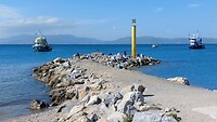 Kusadasi vuurtoren met vissersboten