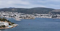 Bodrum, zicht vanaf de windmolens oude haven en burcht