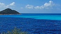 Onderweg, prachtige verschillende kleuren blauwe zee