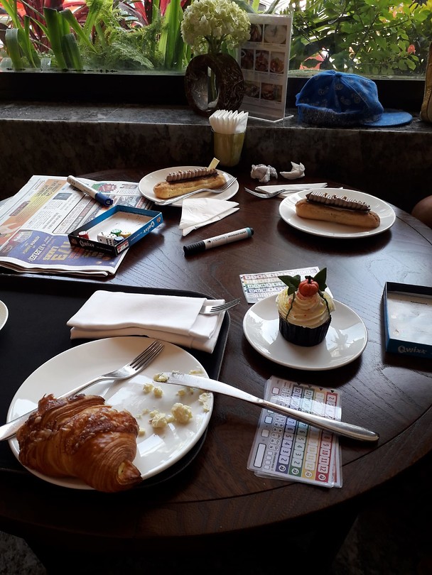 Koffie met taart in Colombo Hilton
