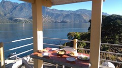 Ontbijt in San Pedro; ananas, eieren, toast en avocado