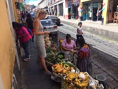 Jacqueline onderhandelt op de markt in het Spaans