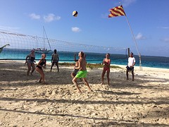 Potje volleybal op een tropisch eilandje