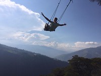 Schommelen op 2660m hoogte boven de klif