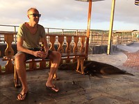 Biertje drinken bj zonsondergang in San Cristobal