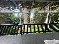 Uitzicht op de tuin met sauna