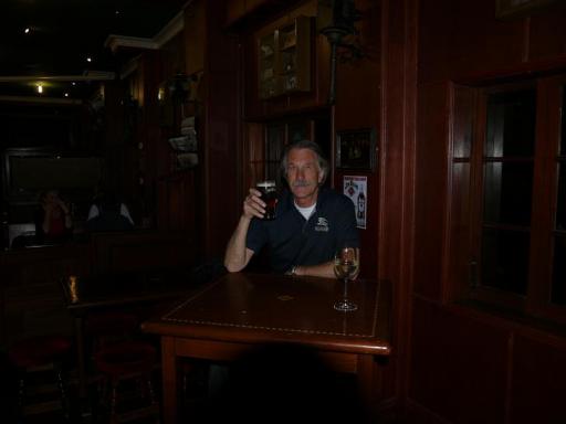 In de Irisch pub met gezellige glazen bier