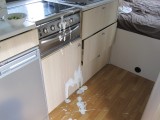 de yoghurt door de camper