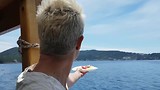 Meeuwen voeren op zee.