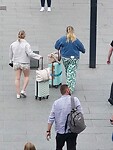 Joy en Lina on the road naar Eindhoven airport