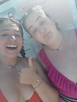Rachel en Joy die proberen een foto te maken zonder dat ze zien wat ze doen