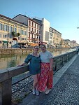 Joy en Lina bij de gracht 1/2