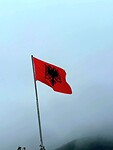 Albaneese vlag bij kasteel