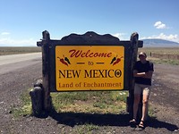 Henk bij het bord van New Mexico