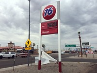 Nog even goedkoop tanken in Arizona daarna rijden we California in