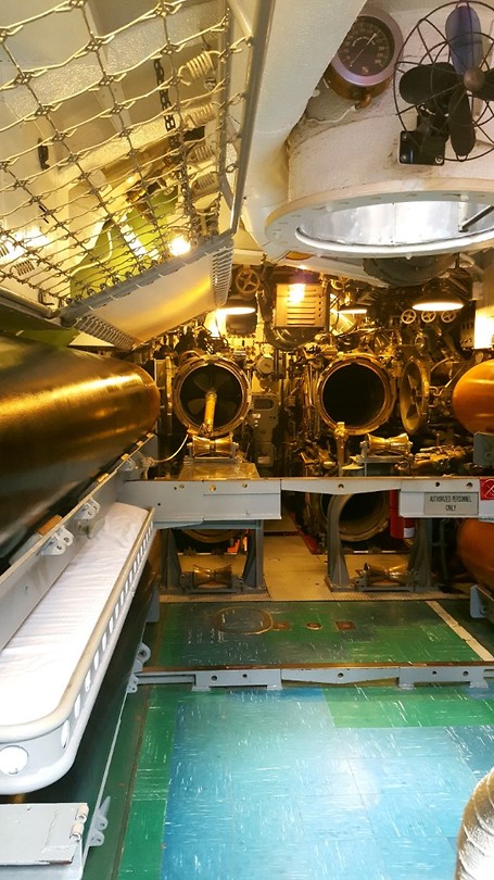 Binnenkant submarine, slapen bij torpedo's