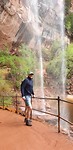 Een Hongaar onder een waterval