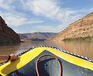 Met het bootje de Colorado rivier op