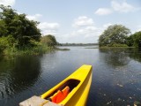 deel van kanoboot en het water