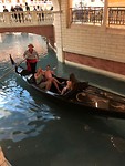 De dames varen over het Venetiaanse kanaal